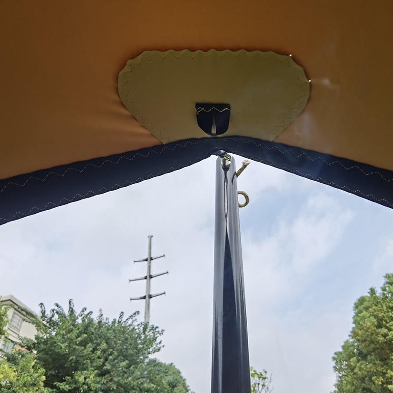 Mały, rozciągliwy namiot namiotowy na zewnątrz o wymiarach 4,5 x 4,5 m