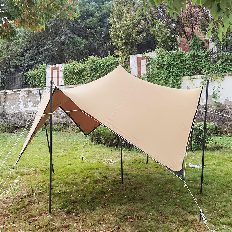 Mały, rozciągliwy namiot namiotowy na zewnątrz o wymiarach 4,5 x 4,5 m