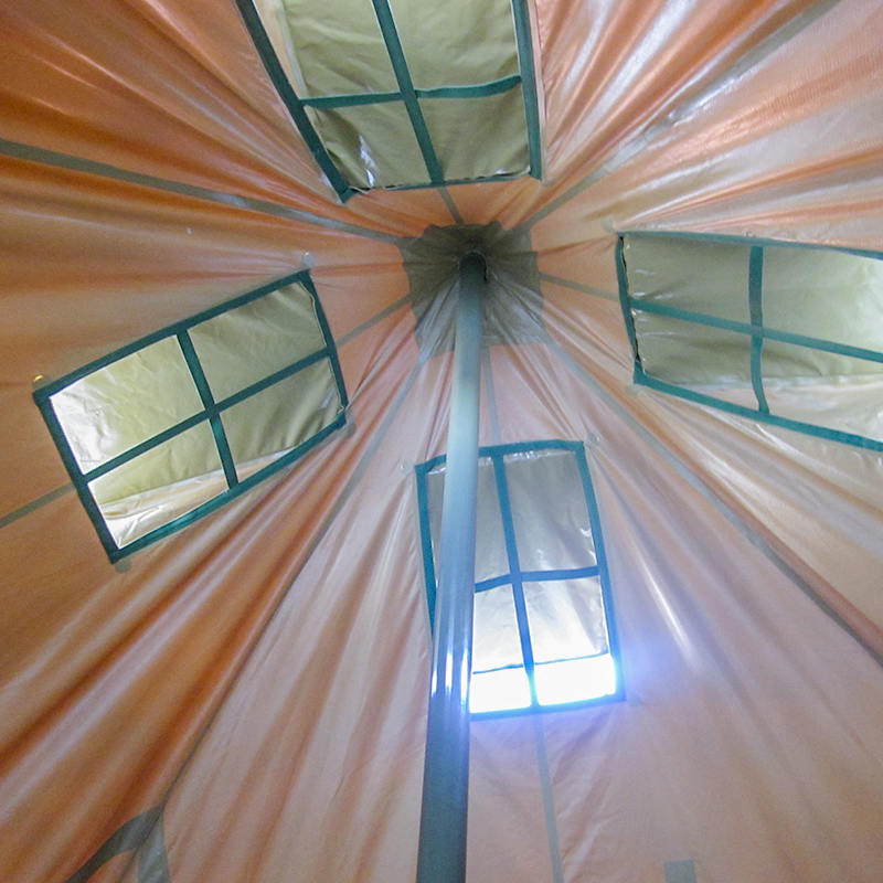 Namiot wojskowy o wymiarach 5 x 5 m, dla 8–12 osób. Namiot ratowniczy