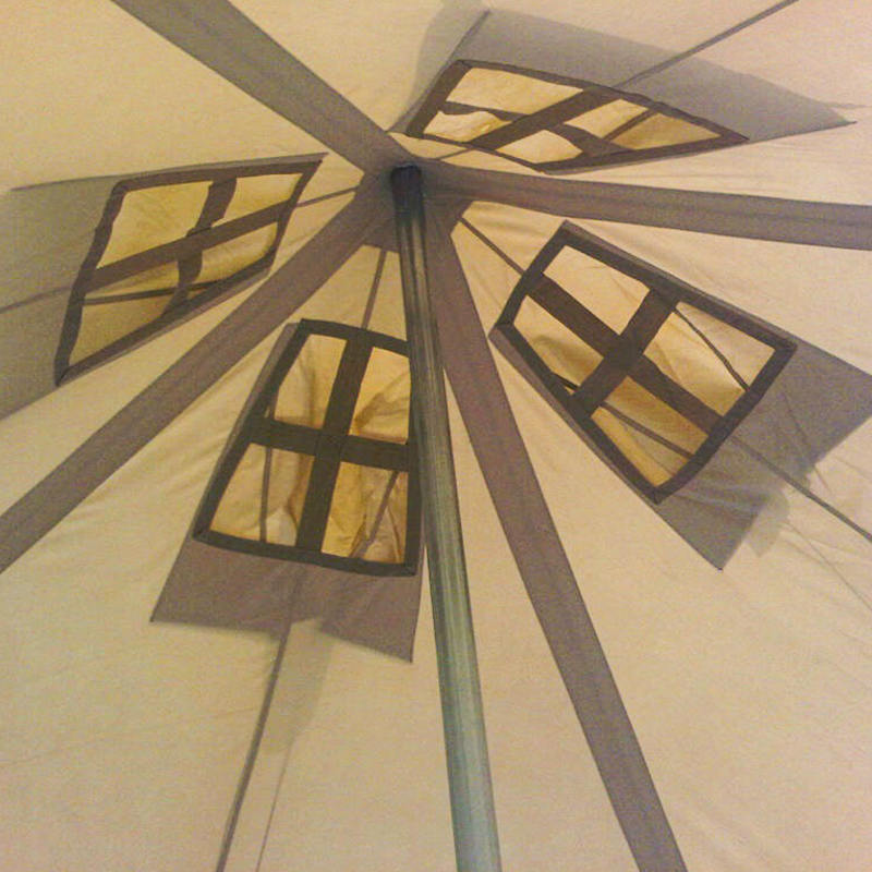 Namiot wojskowy o wymiarach 5 x 5 m, dla 8–12 osób. Namiot ratowniczy