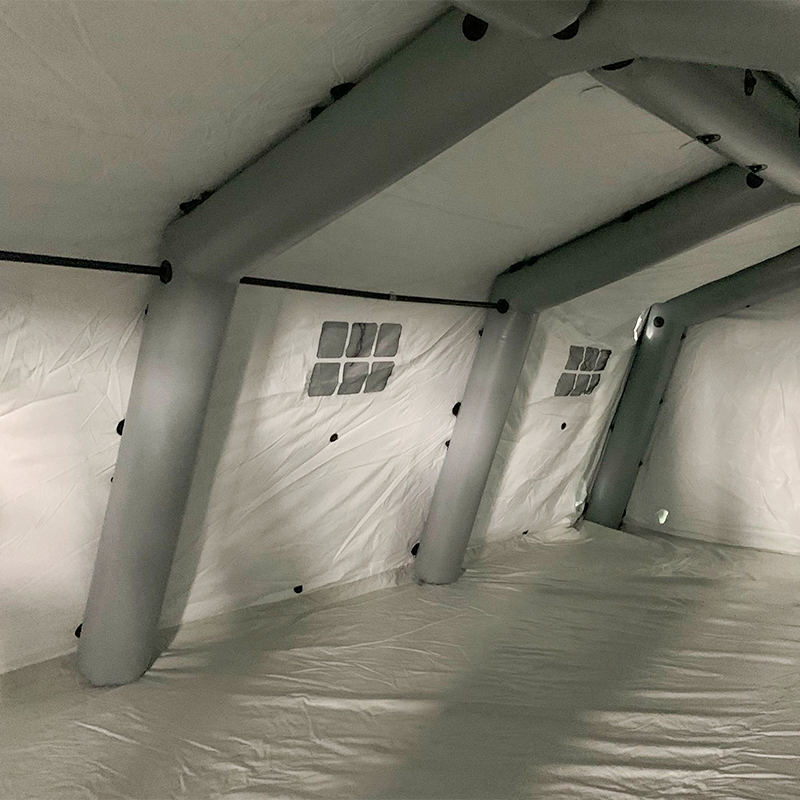 Niskociśnieniowy, uniwersalny nadmuchiwany namiot o wymiarach 5,6 x 7,55 m, o średnim szybkim rozmieszczeniu