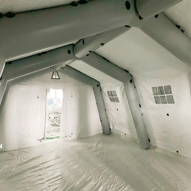 Niskociśnieniowy, uniwersalny nadmuchiwany namiot o wymiarach 5,6 x 7,55 m, o średnim szybkim rozmieszczeniu